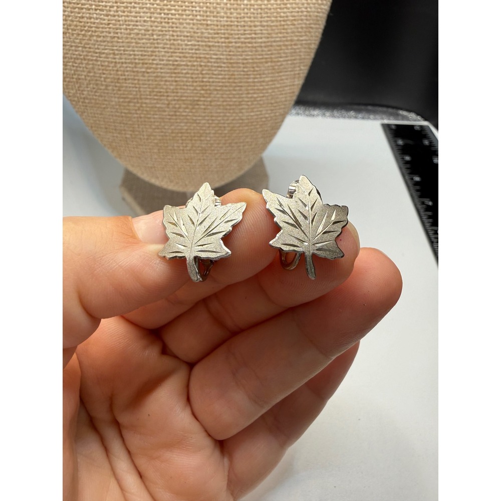 Vintage Nemo Sterling Silver Front Maple Leaf Clip On Earrings Silver Tone Leaf